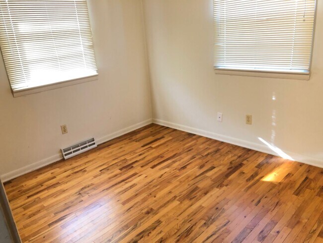 Foto del edificio - Extremely sharp, clean and roomy 2 BR Duplex in great location in Normal