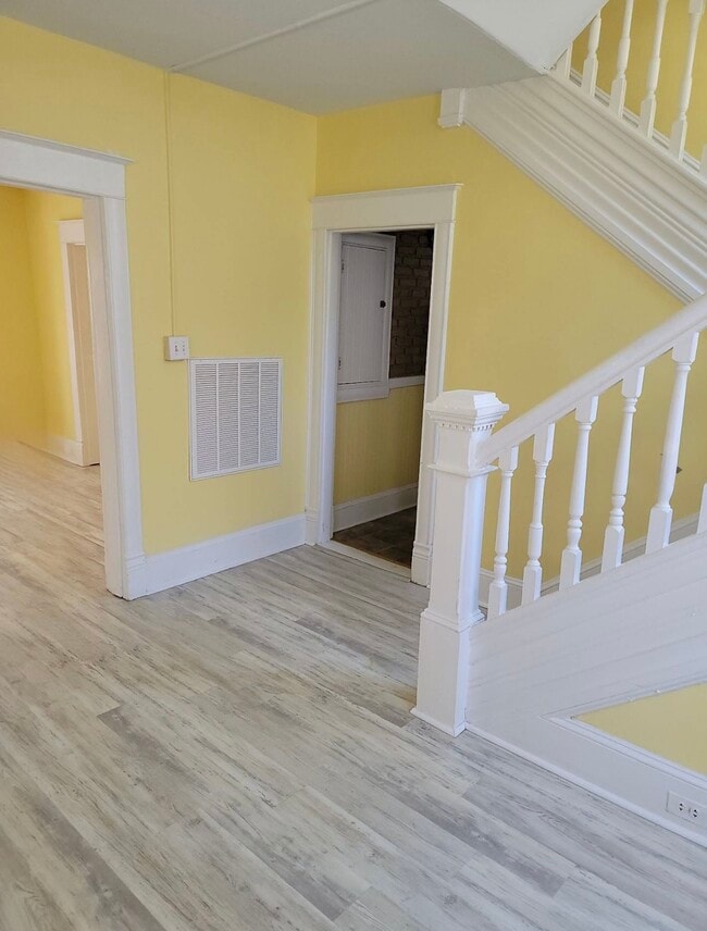 Building Photo - 319 E Vine St