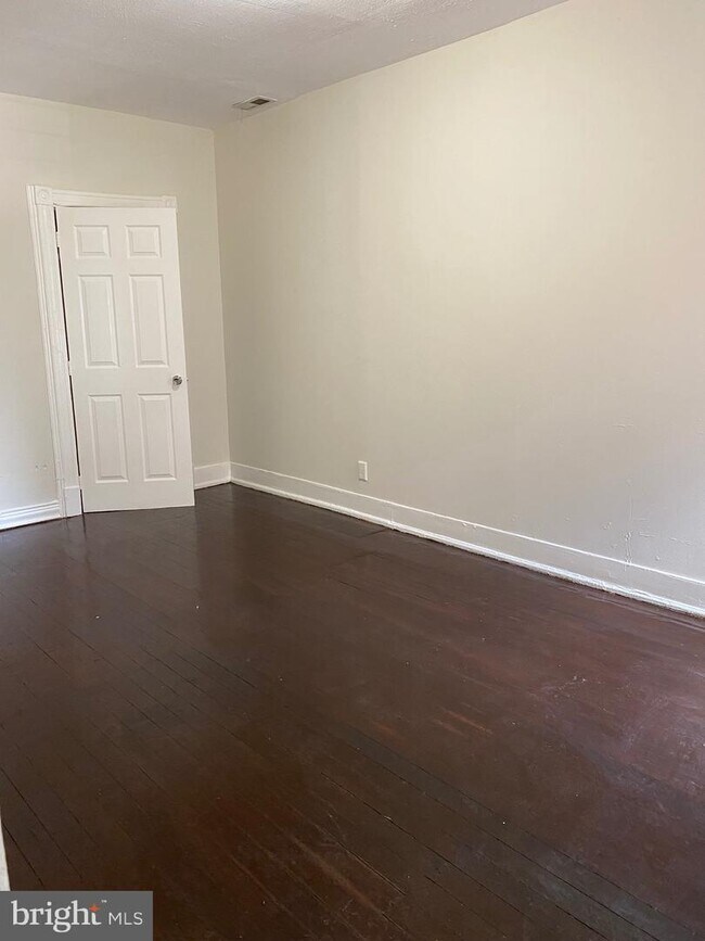 Building Photo - 415 H St NE