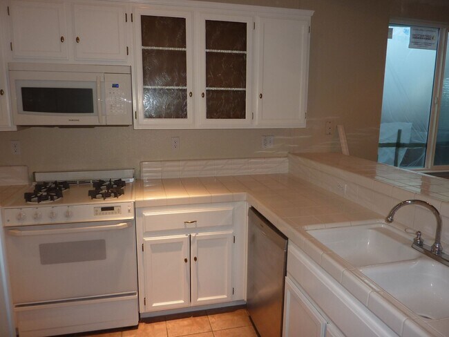 Foto del edificio - Single Story Home w/ Attached Garage