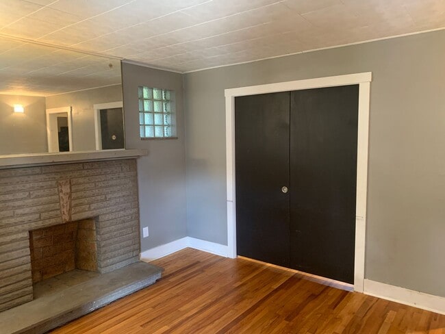 Building Photo - WALK TO CAMPUS 4BR/2BA HOUSE - AVAILABLE AUGUST