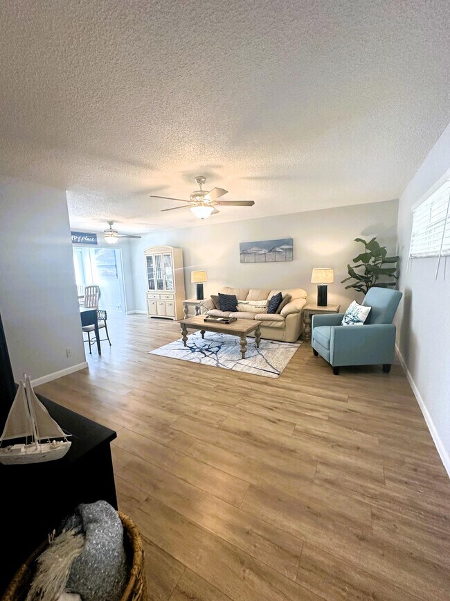 Building Photo - 14 Colonial Club Dr