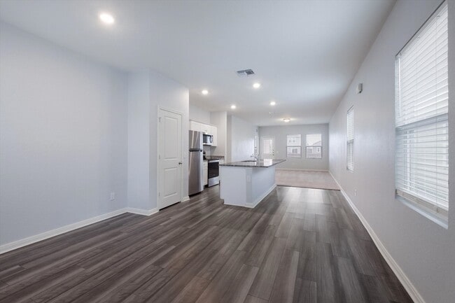 Foto del edificio - Ranch Style 3 Bed 2 Bath with Freshly painted and New Floors!