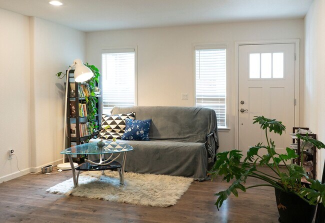 Foto del edificio - Stunning End Unit Townhouse! - Available Now!