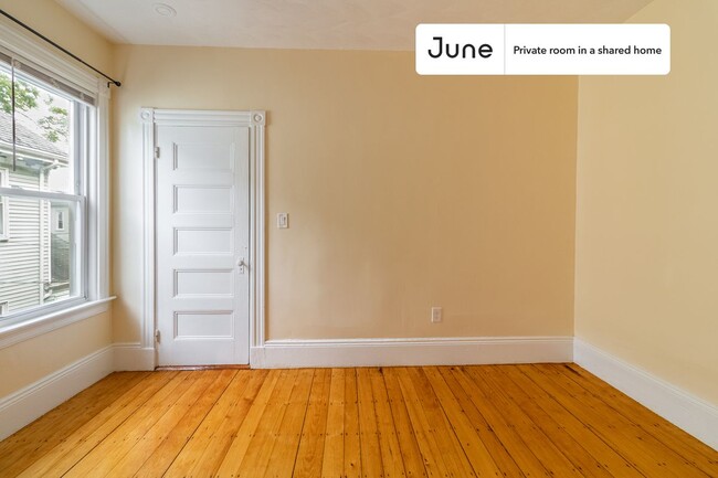 Foto del edificio - Private bedroom in 4 bed/1 bath Home