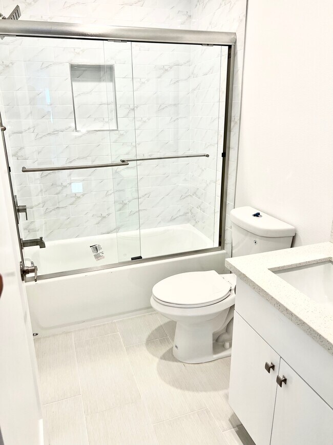 Foto del edificio - 1156 W 38th St