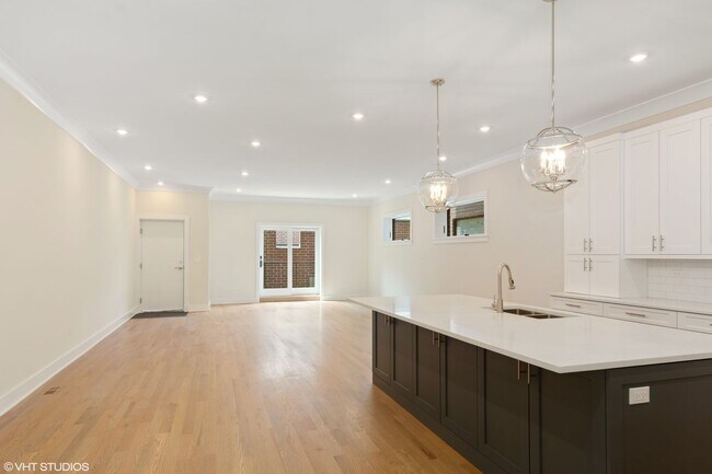 Foto del edificio - Condo Quality 3,400 SF Duplex Down in Roscoe Village, Pet Friendly Available August 1st