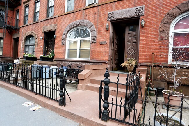 Building Photo - 530 Henry St