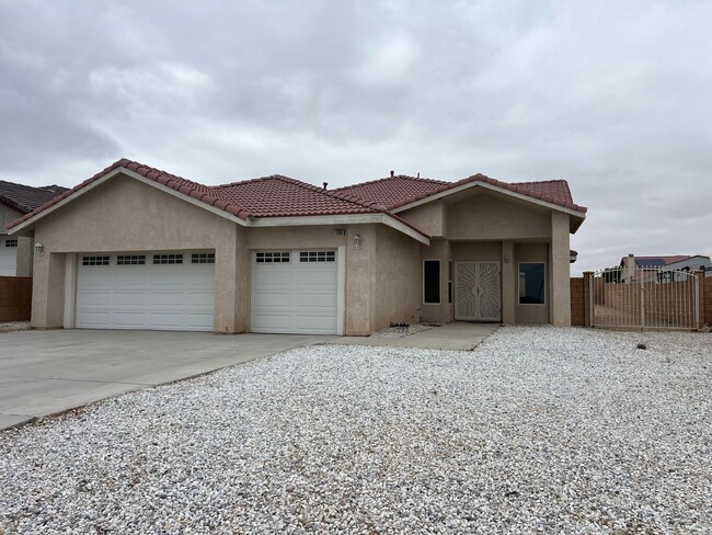 Building Photo - Beautiful 3 Bedroom 2 Bathroom House with ...