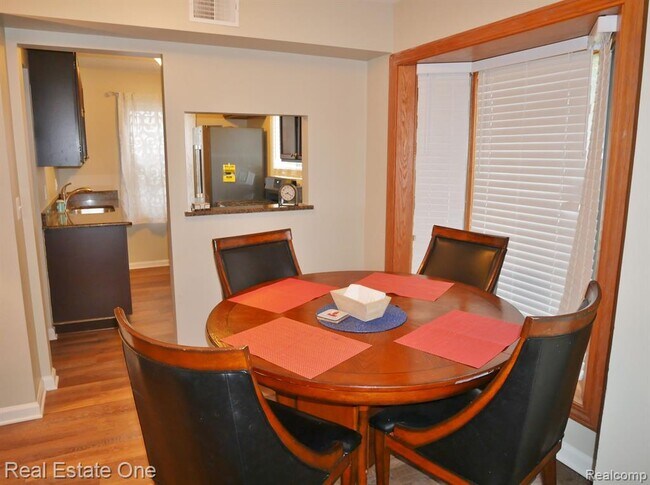 Foto del edificio - 2298 Browning St