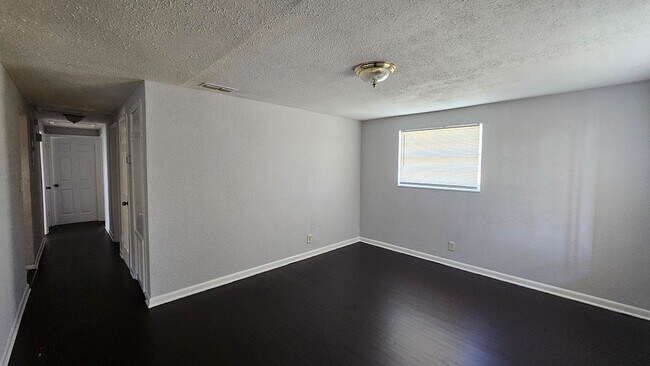 Building Photo - 2562 Rickenbacker St