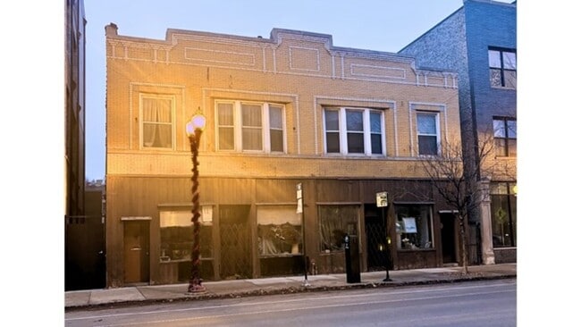 Amazing North Center 3 Bed / 1 Bath Unit Ready 4/2026! Hardwood Floors Throughout! - Amazing North Center 3 Bed / 1 Bath Unit Ready 4/2026! Hardwood Floors Throughout! Apartment