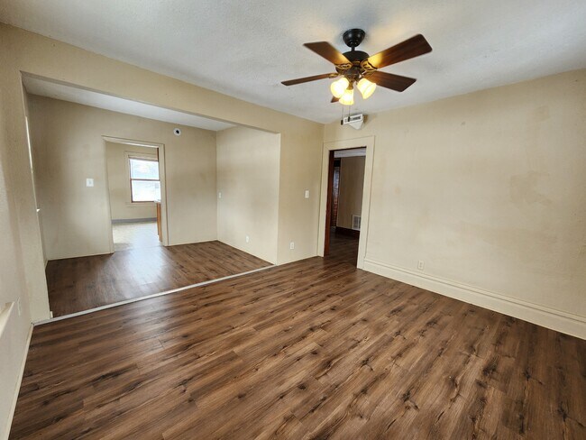 Foto del edificio - 604 W Seerley Blvd