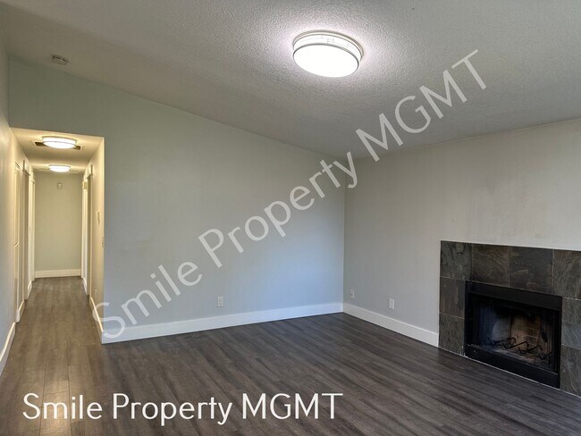 Foto del edificio - A charming three-bedroom & two-bathroom house.