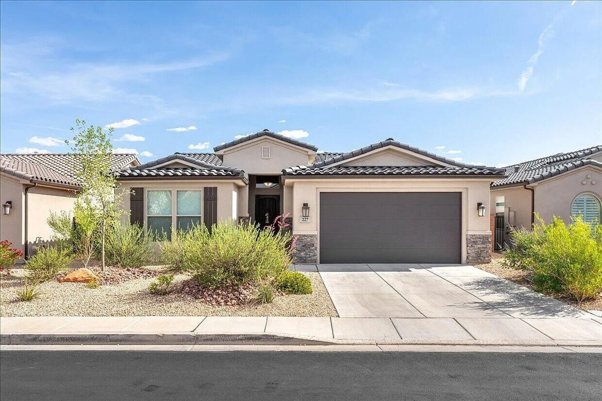 Primary Photo - Bright and Spacious 3 Bedroom Home in Wash...