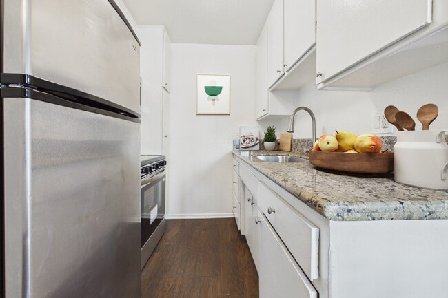 Building Photo - Gilmore  Apartments Van Nuys