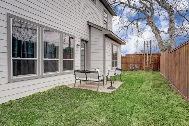 Building Photo - 4849 Benning Dr