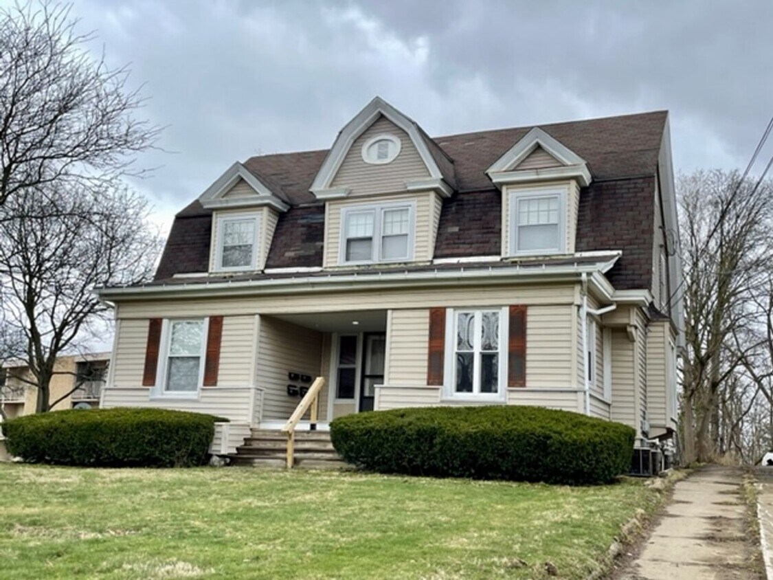Primary Photo - 707 Center St