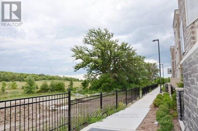 Photo du bâtiment - 30 Westmeath Ln