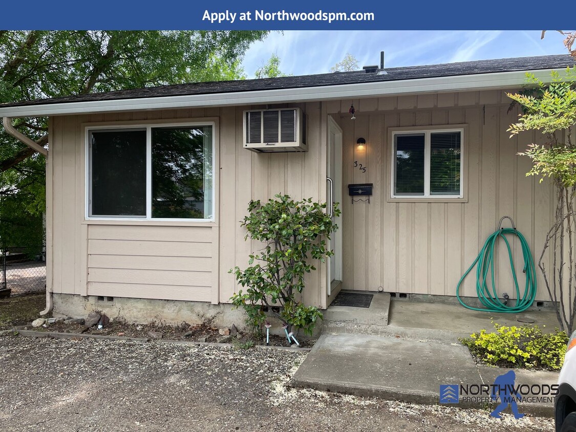 Primary Photo - Cute 1 Bedroom 1 Bathroom four plex in Cen...