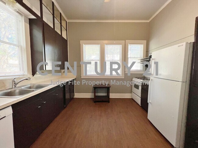 Foto del edificio - Spacious 3/2 Within Walking Distance of UN...