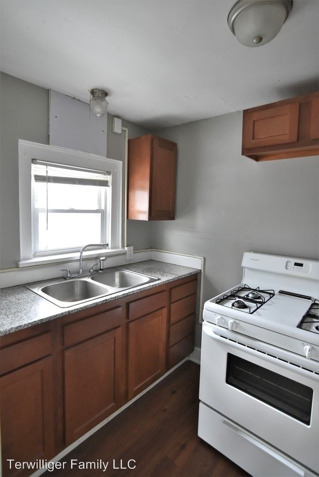 Building Photo - 2 br, 1 bath Apartment - 8 Lincoln