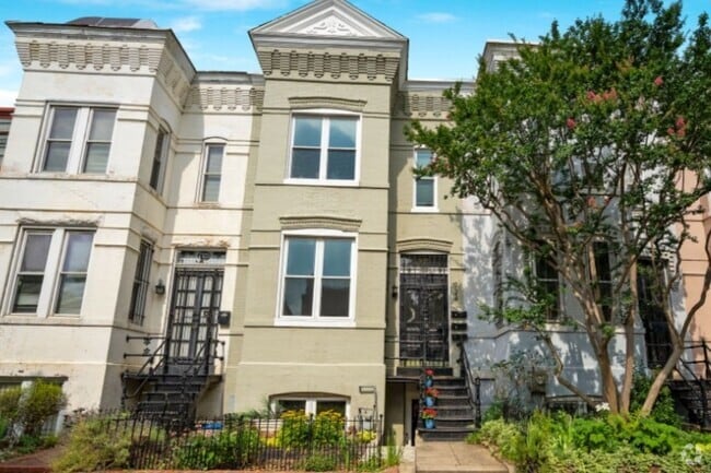 Building Photo - 724 5th St NE