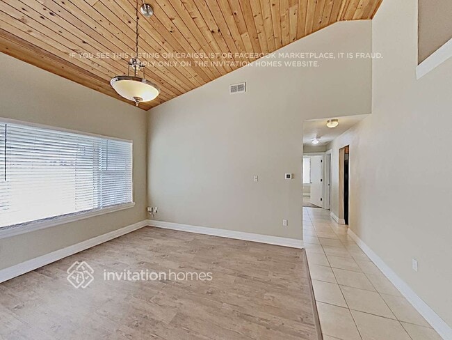 Building Photo - 10613 Lakeshore Dr