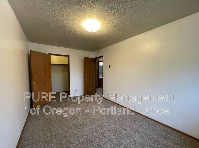 Building Photo - 1121 SE 27th Ave