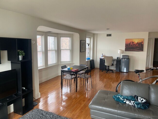 Building Photo - Spacious 2BR/2BTH Flat w/ HW Floors, A/C, ...