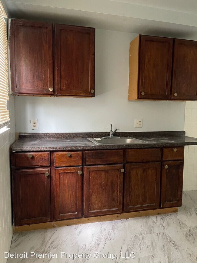 Building Photo - 3 br, 1.5 bath House - 16620 Robson