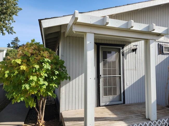 Building Photo - Selah 3br 1ba duplex with carport and WATE...