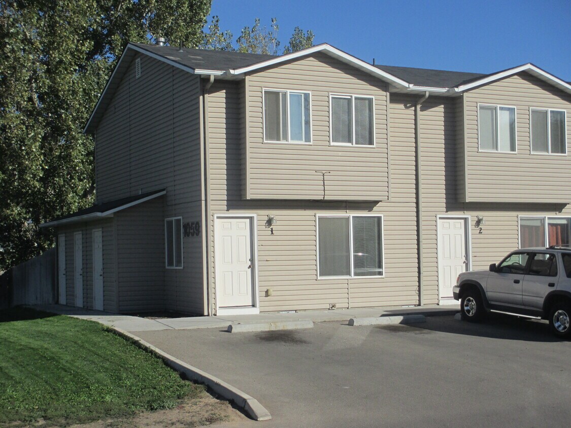 Primary Photo - 1059 E Iowa Ave