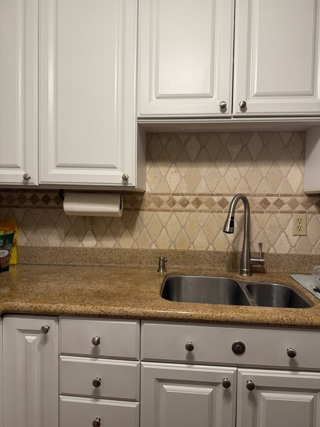 Building Photo - 75 S Las Olas Dr