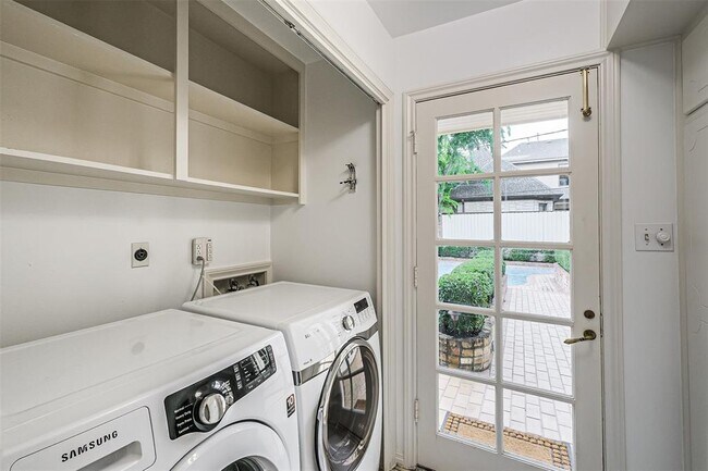 Foto del edificio - 6122 Piping Rock Ln