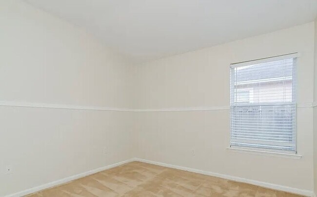 Building Photo - 2732 Woodsdale Dr