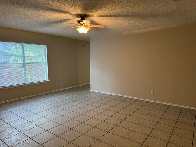Foto del edificio - 8003 Chestnut Manor Dr