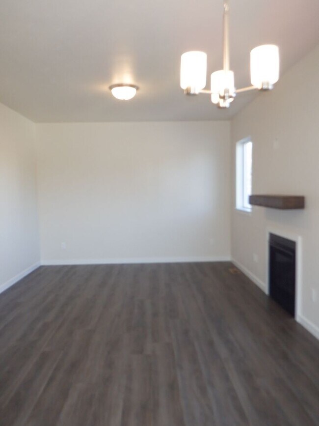 Building Photo - 3 Bed/2.5 Bath Townhome with Water/Sewer/G...