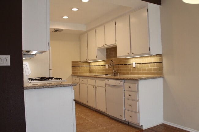 Building Photo - 2349 S Bentley Ave