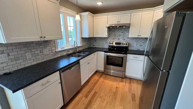 Building Photo - LO-4-6 Ash St