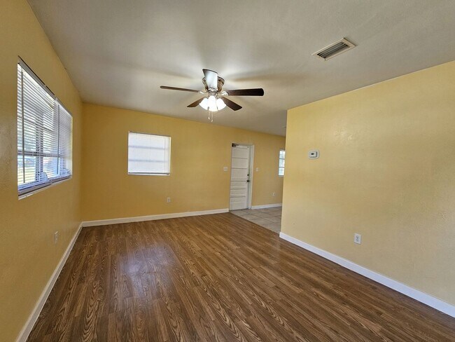 Building Photo - 3-bedroom, 1-bathroom home located in the ...