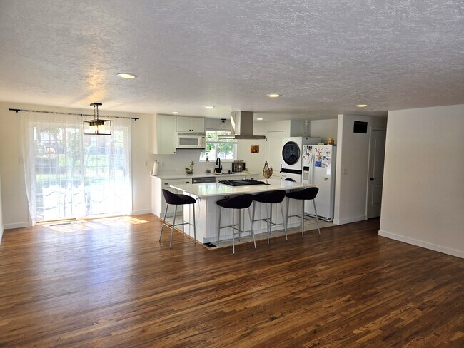 Building Photo - 9910 S Sego Lily Dr