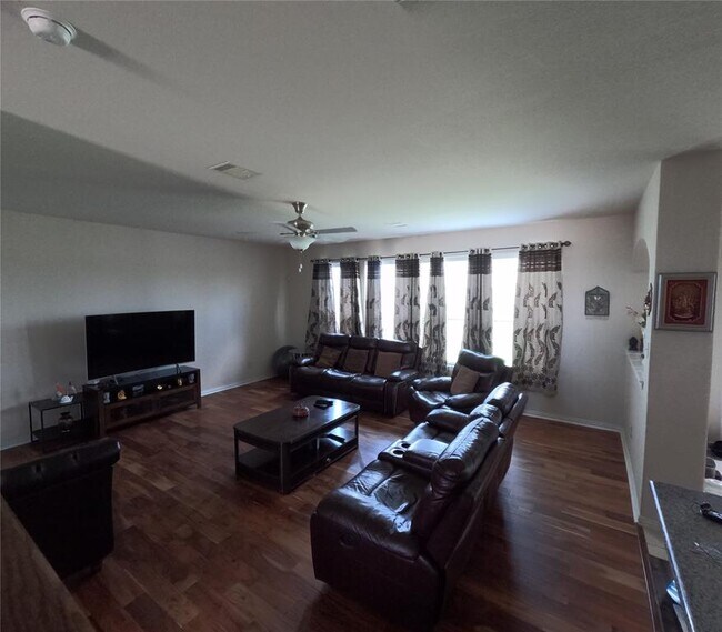 Foto del edificio - 2310 Blue Jay Ln