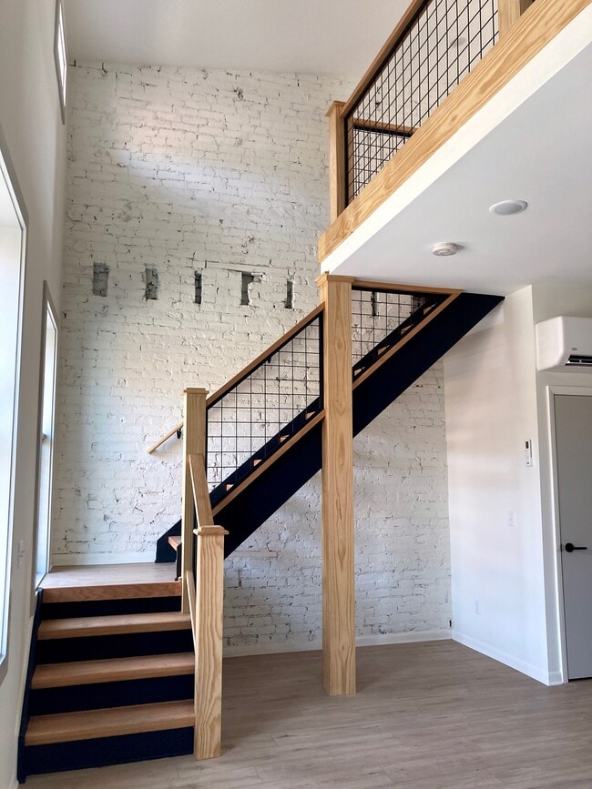 Building Photo - 1607 Main St