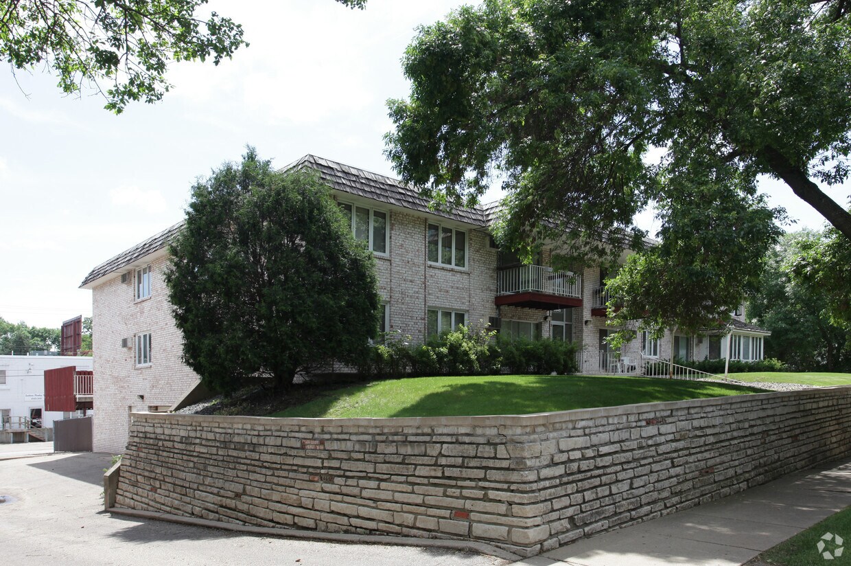 Building Photo - 6645 Queen Ave S