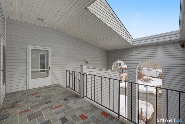 Foto del edificio - 81 Coalpit Hill Rd