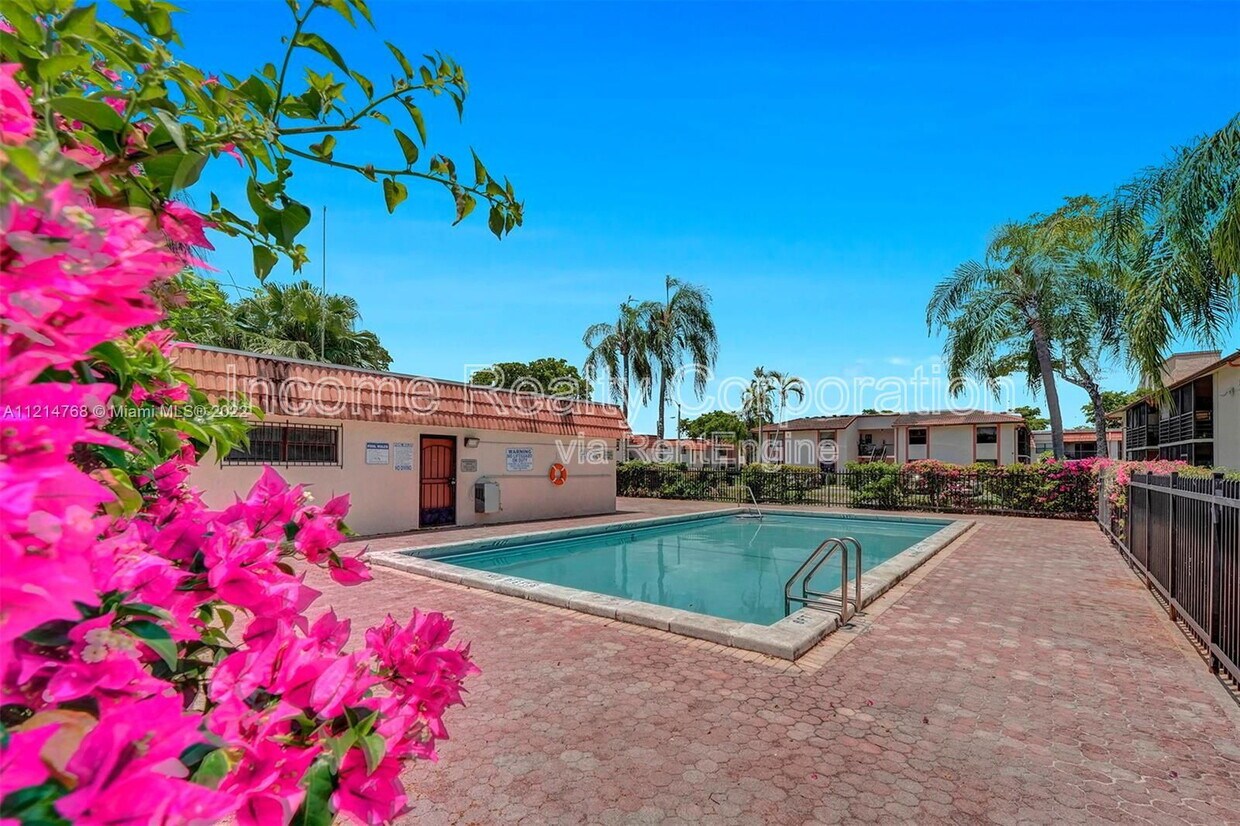 Foto principal - 842 NE 209th St