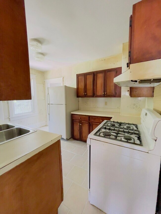 Building Photo - SPACIOUS 3 BEDROOM HOME FOR RENT IN HAMPTON