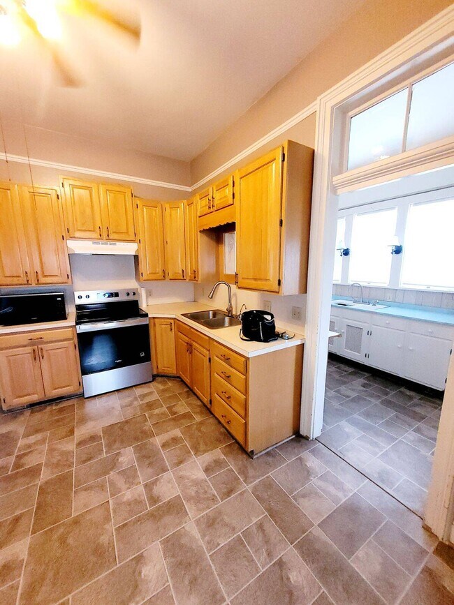 Foto del edificio - 103 W 1st Ave