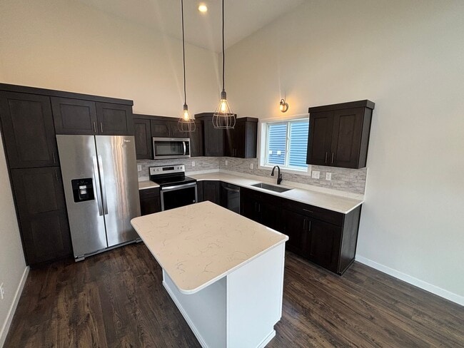 Building Photo - Beautifully Maintained 3-Bed, 3-Bath Split...